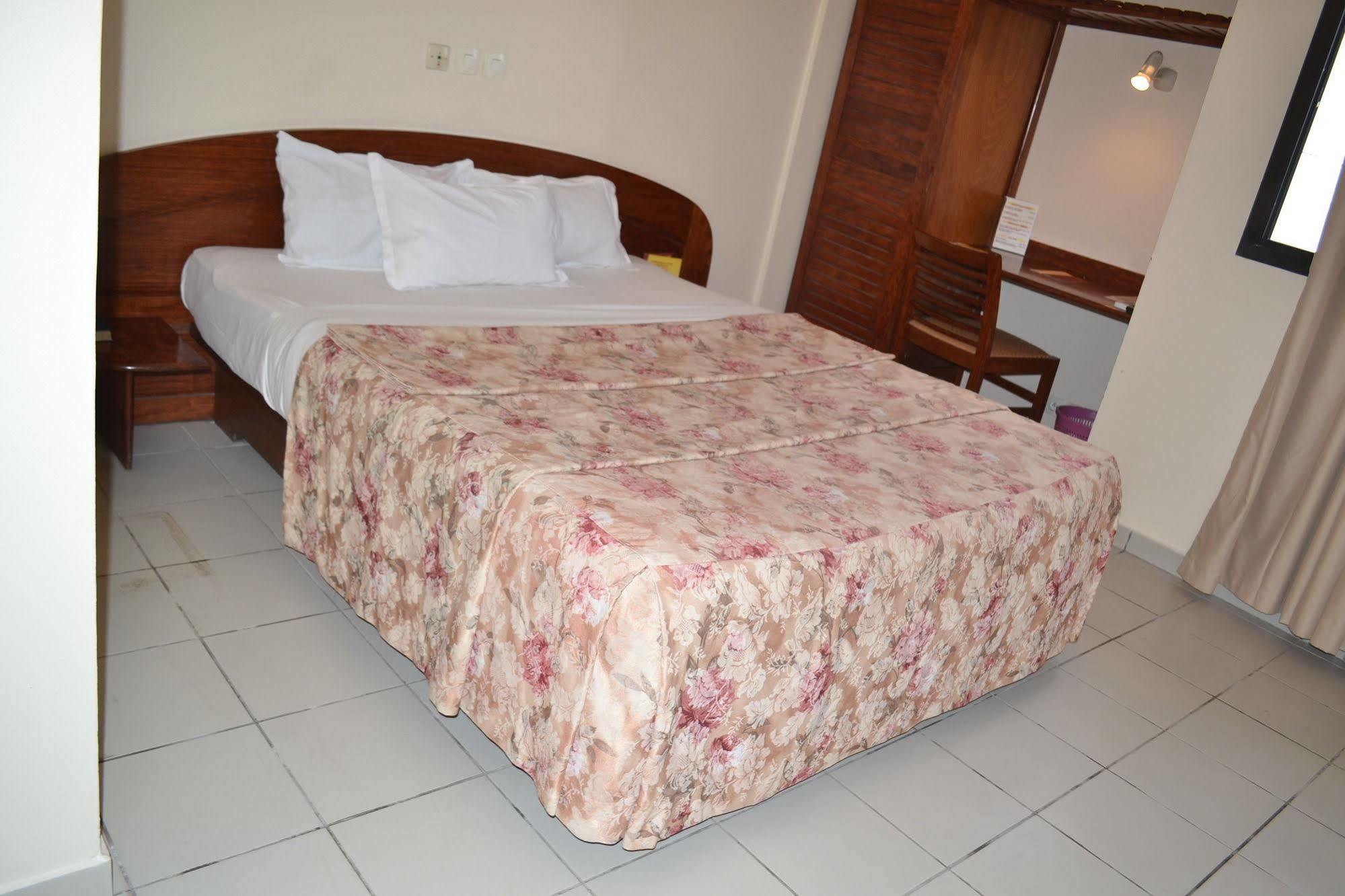 Planet Hotel Douala Exterior foto